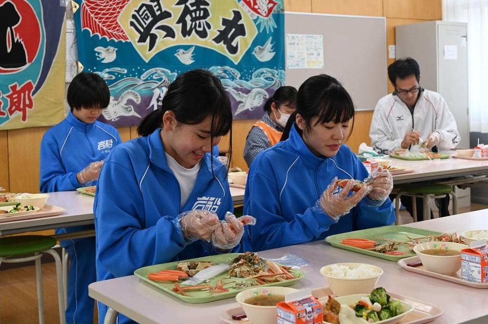 新潟的中學向學生提供一人一隻雪蟹做午餐。(X)