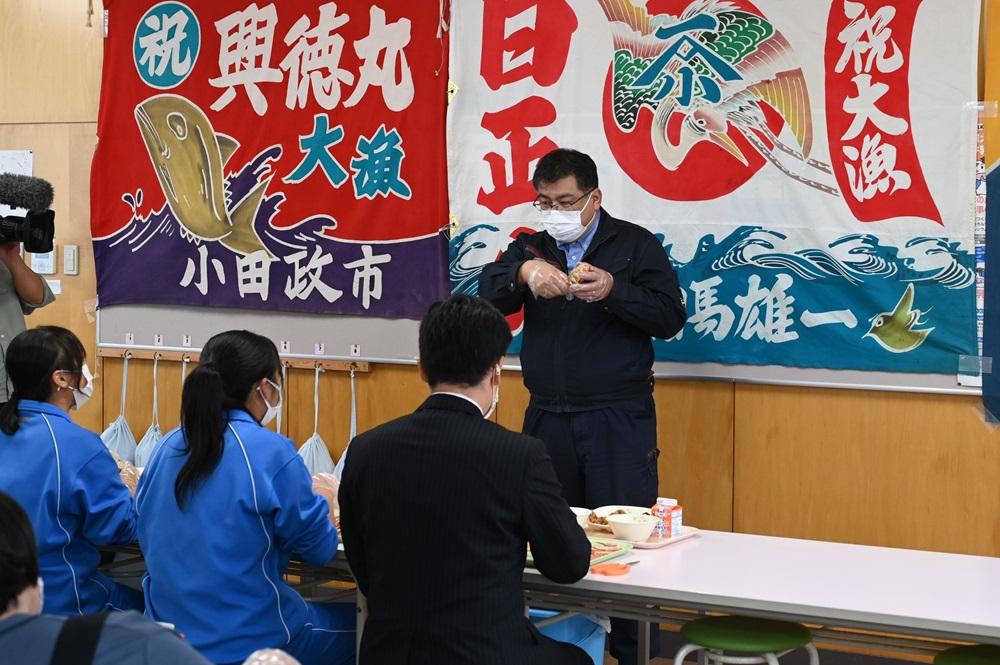 新潟的中學向學生提供一人一隻雪蟹做午餐。(X)