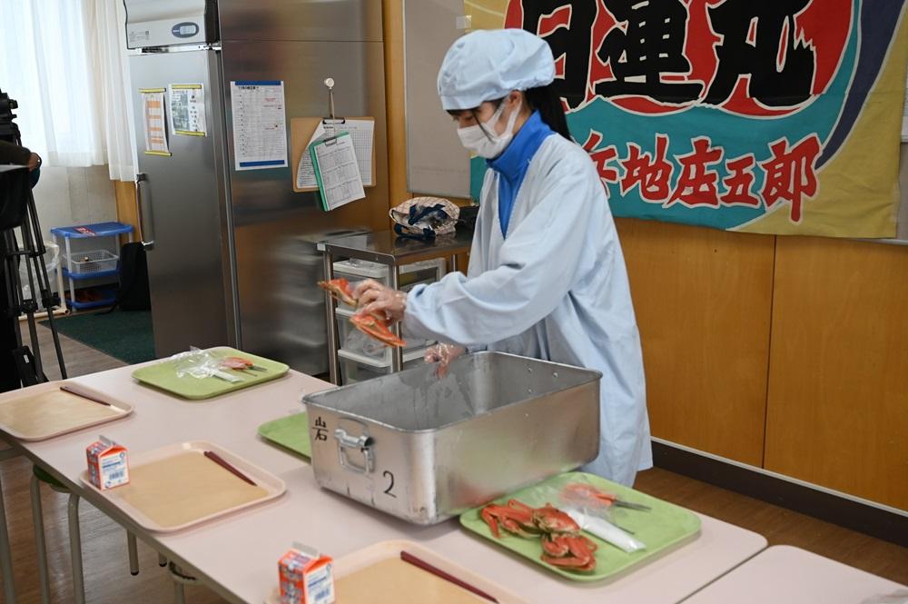 新潟的中學向學生提供一人一隻雪蟹做午餐。(X)