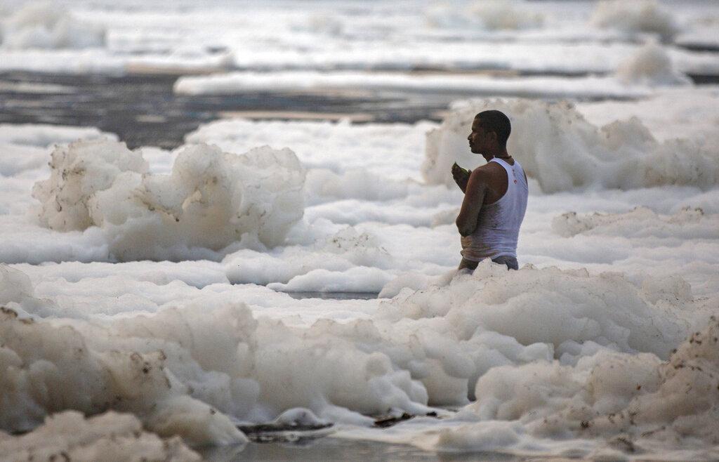 儘管河流上出現有毒泡沫,但是下游仍有許多居民繼續取用河水洗澡,甚至飲用。(X)
