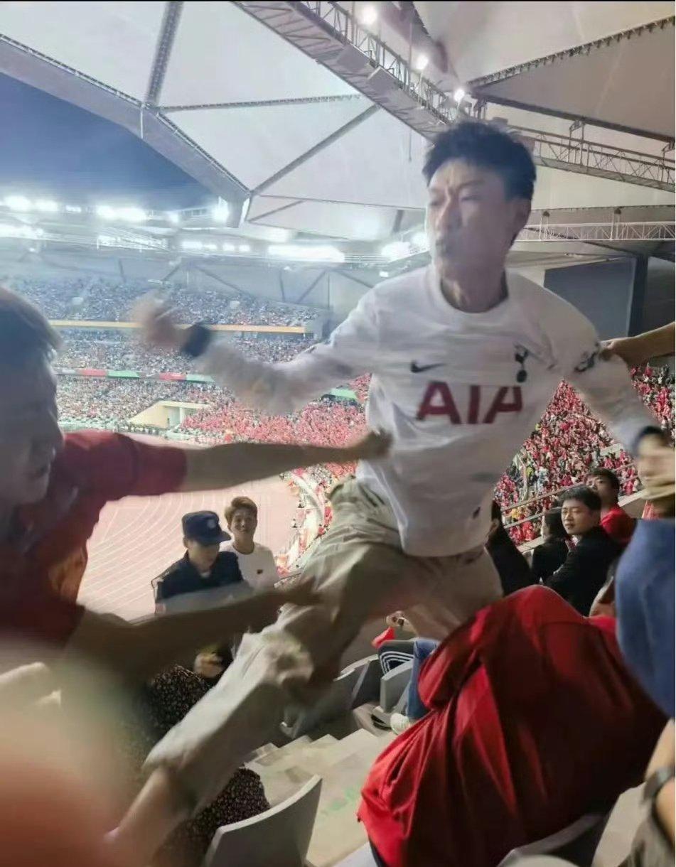 另一名身穿熱刺球衣的男子亦於主隊觀眾席與其他人動手,及後披上外套遮掩球衣被公安帶離球場,期間多人丟水樽及施襲,場面混亂。最後為平息眾怒,工作人員將其熱刺球衣扔到垃圾桶中。