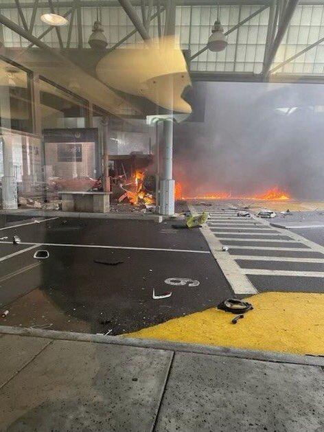 現場冒出火光,並升起黑色濃煙。(X)