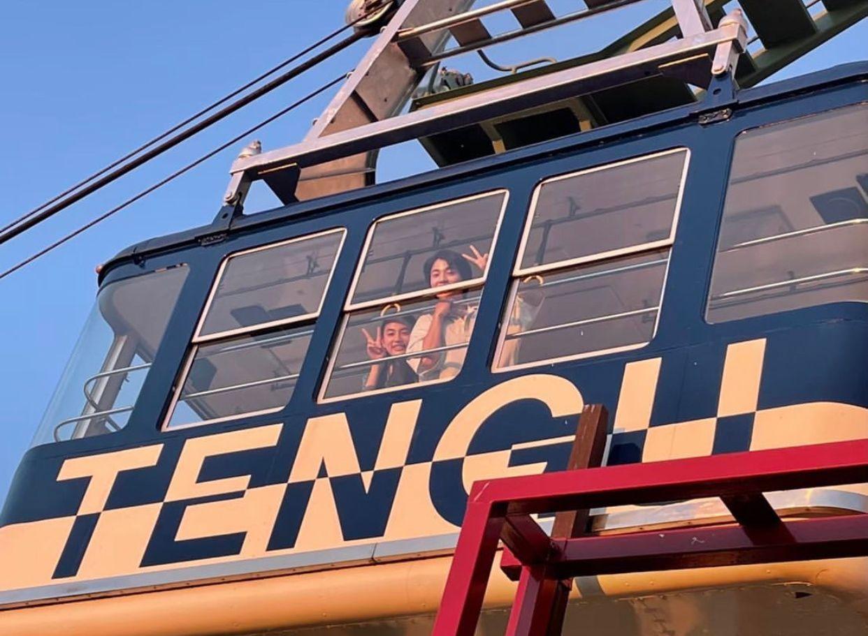 兩位年輕版主角一同紀念日劇《First Love 初戀》上架一周年。