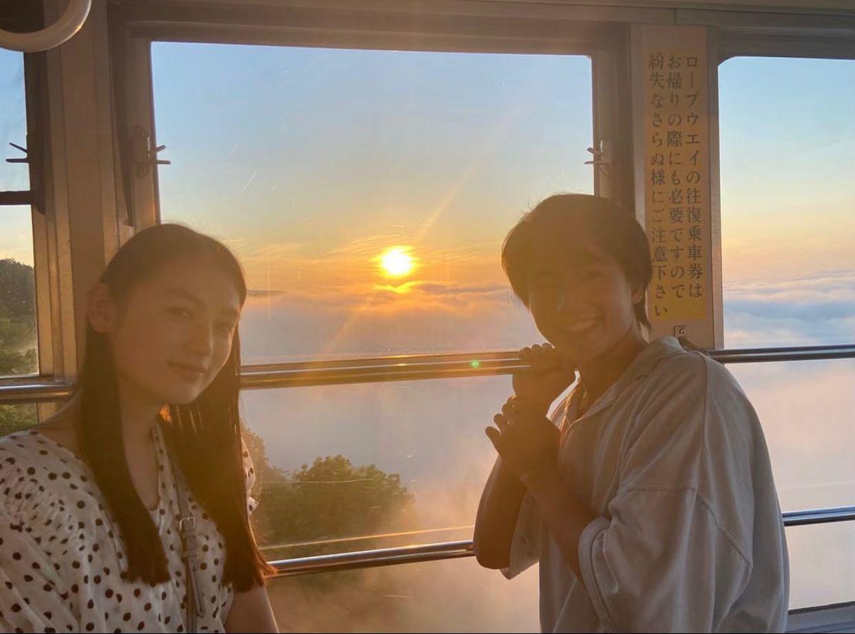 兩位年輕版主角一同紀念日劇《First Love 初戀》上架一周年。