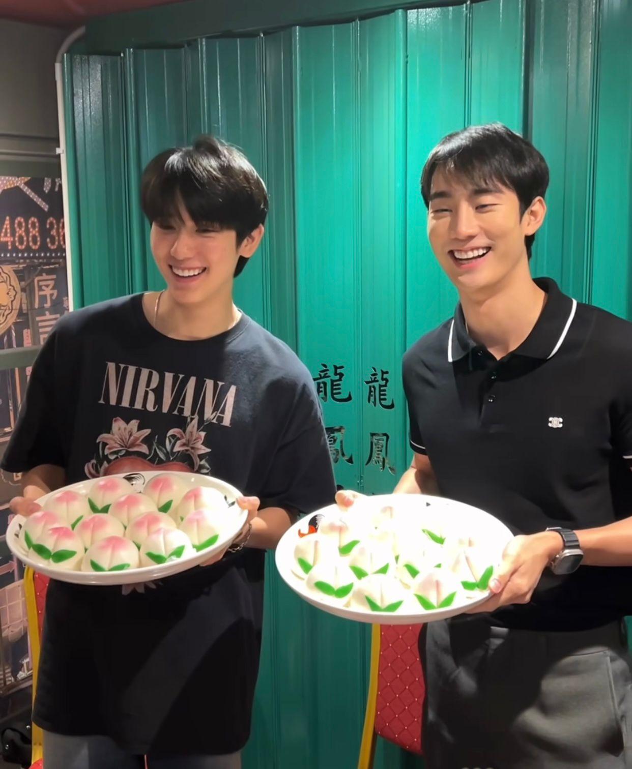 工作人員準備壽桃包為Book補祝生日。