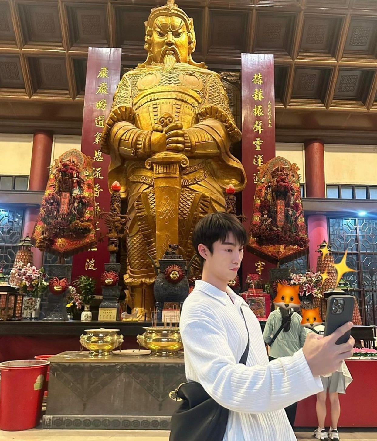 兩人由工作人員帶領到車公廟,Force更於廟內自拍。