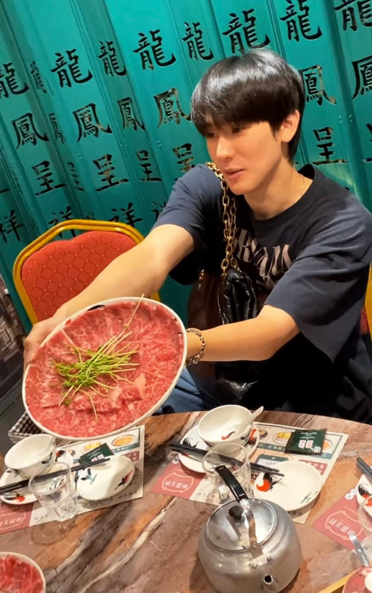 Book捧起大大碟肥牛拍照。