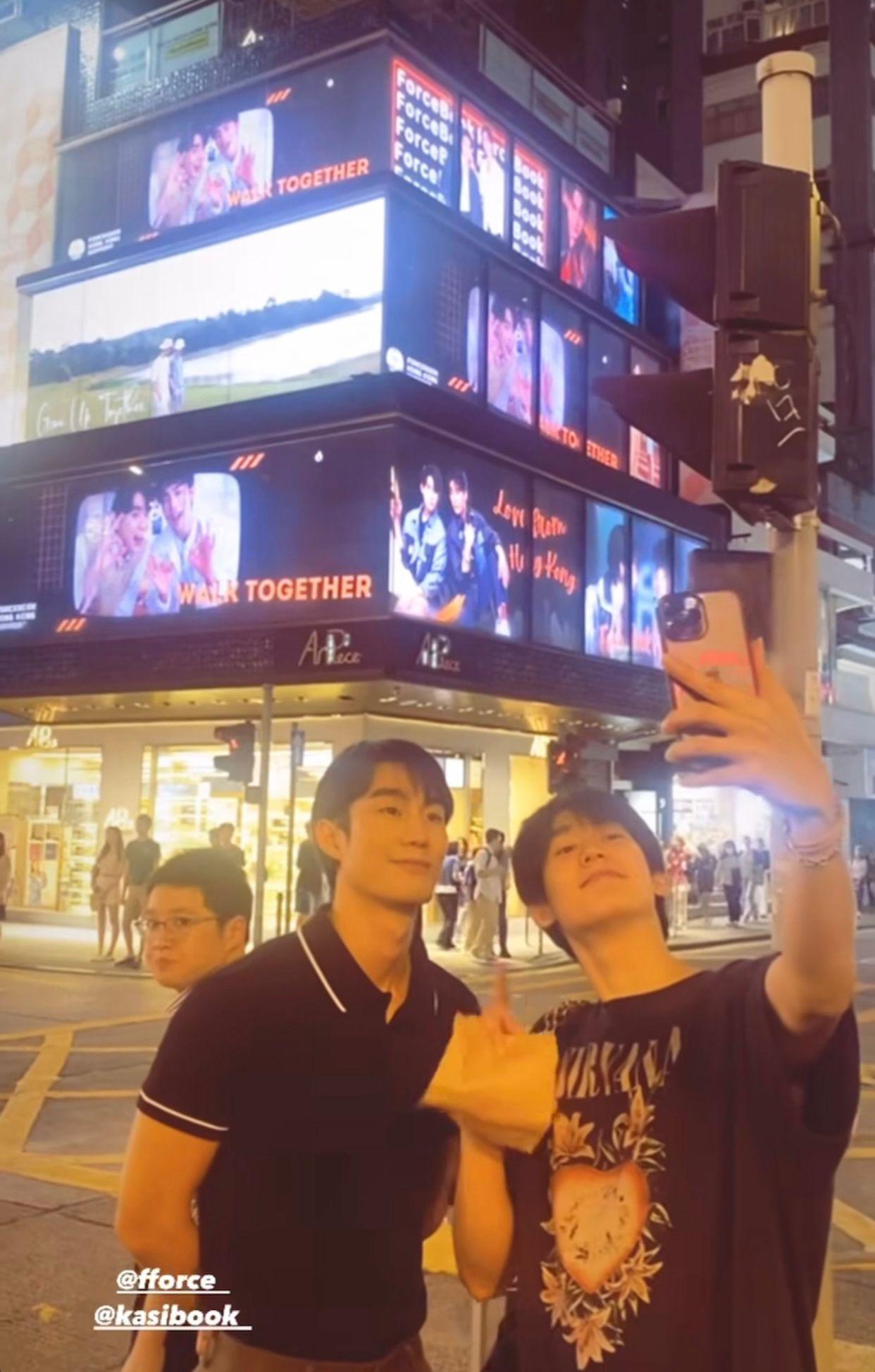 ForceBook到應援廣告前拍照留念。