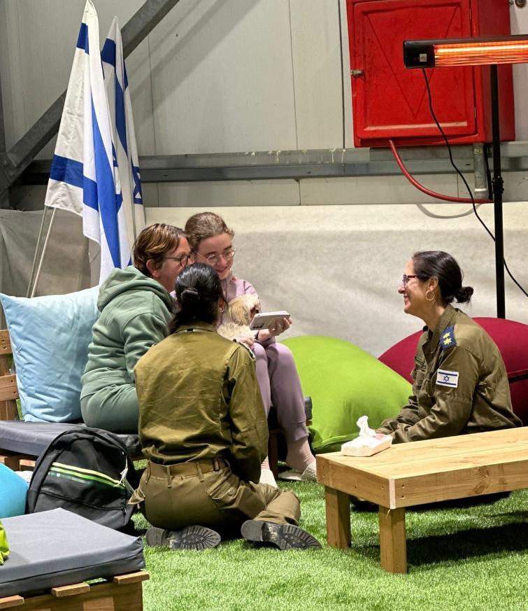 官方其後上載Mia抱著Bella,和母親一起打電話向其他家人報平安的相片。(X)