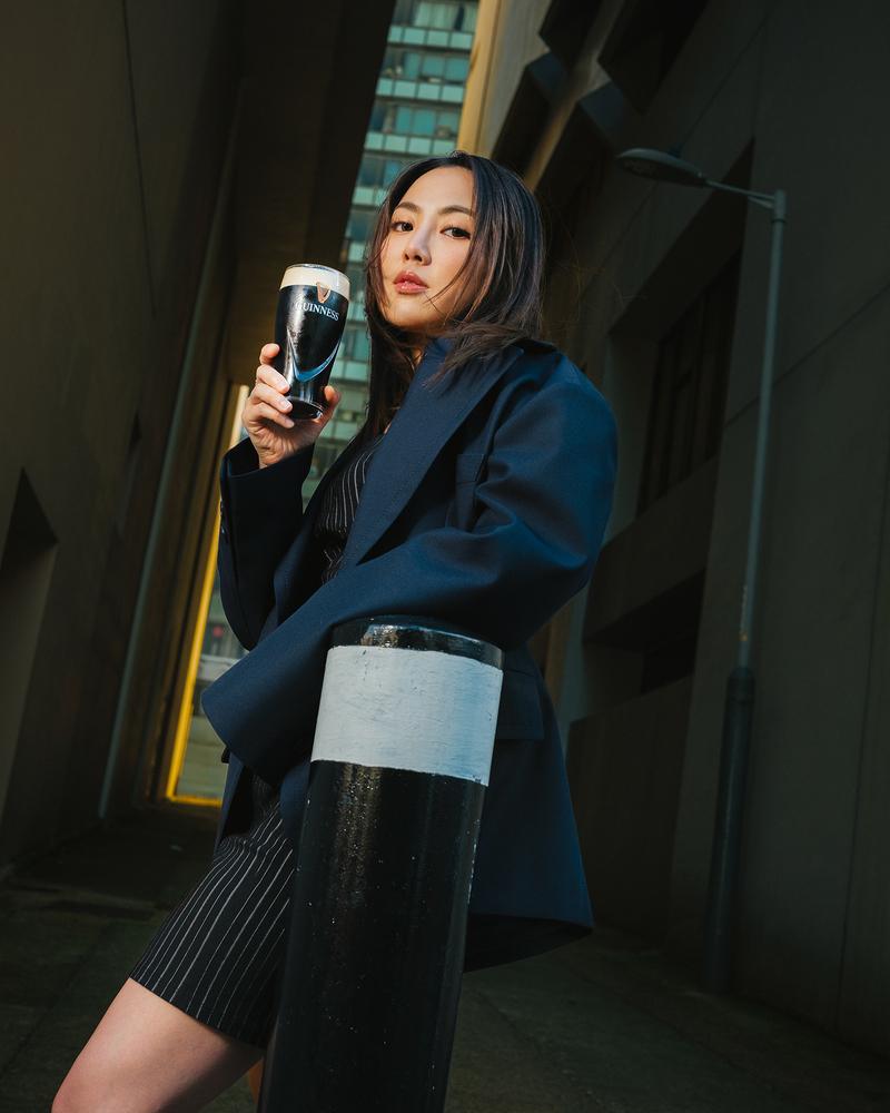 Kiri T,歌手兼音樂創作人。她曾於不同城市生活,從各地的旅程和生活體驗中汲取靈感,賦予其音樂創作一份特殊的魔力,引領觀眾進入充滿情感和神奇的音樂旅程。