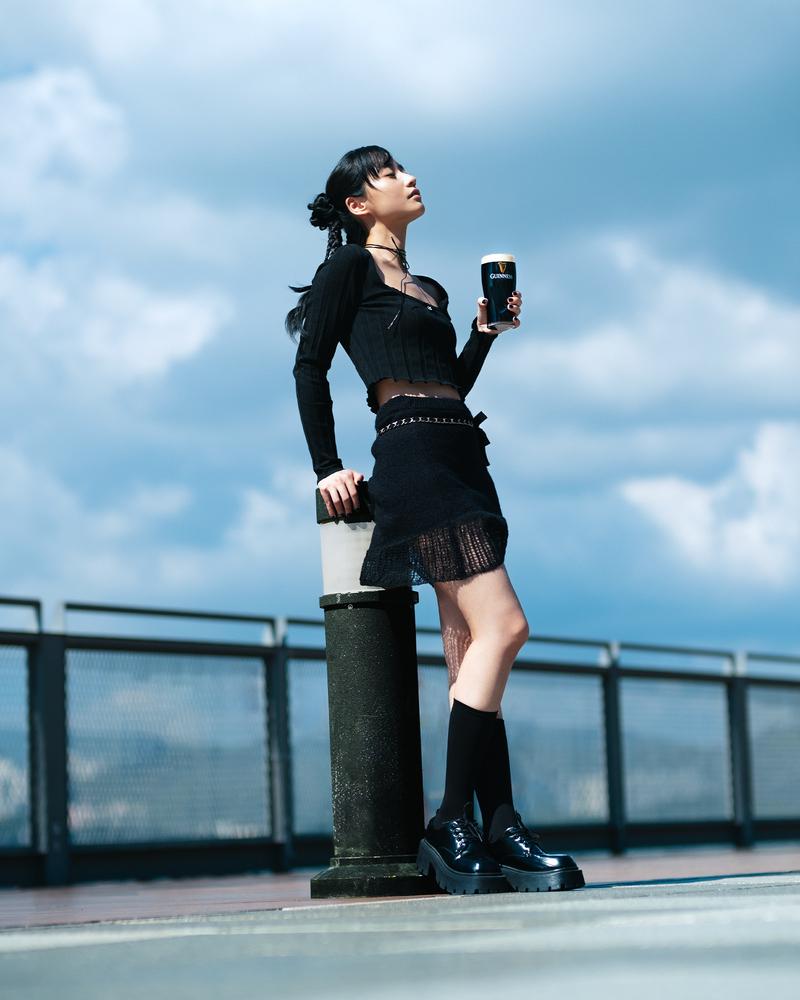 張蔓莎 (Sabrina),模特兒、演員兼唱作歌手。她勇於嘗試新事物、喜歡幻想,將生活中的各種發現轉化為無窮可能,呈現出專屬自己的個人魅力。