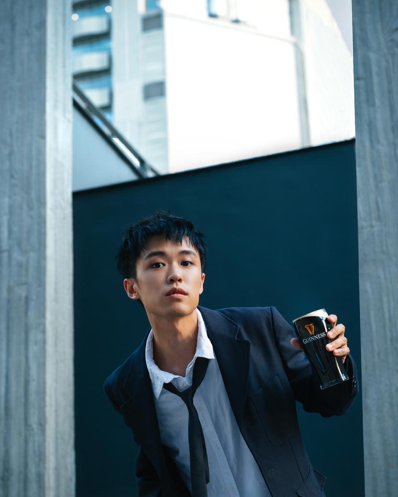 顧定軒 (Zeno),獨立歌手兼演員。擁有豐富情感和敏銳洞察力的他善於在生活的細節中發現趣味。