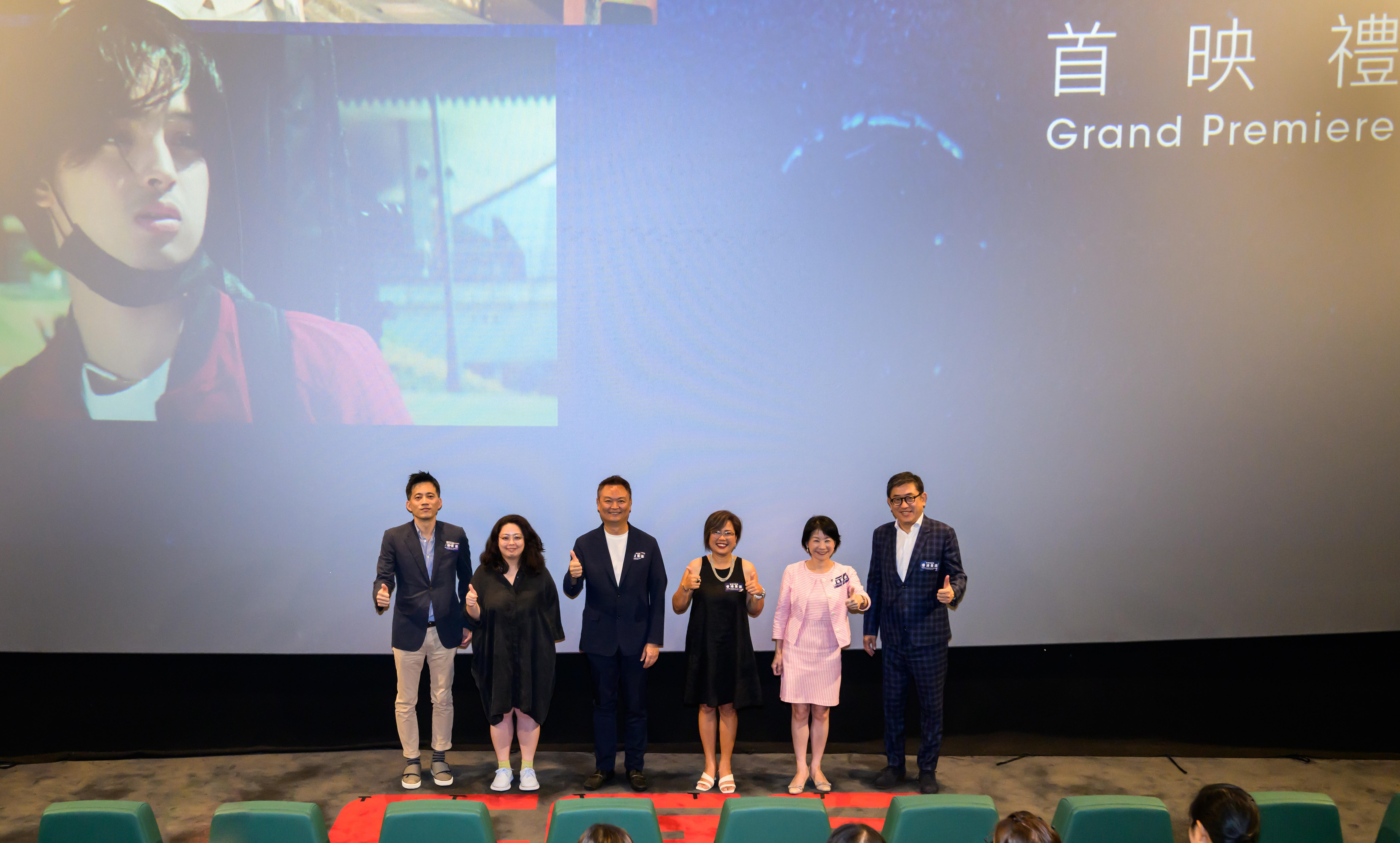 微電影《香港‧夢旅情》導演姜允成先生(左三)、微電影《緣份擲公字》導演 Cathy GarciaSampana女士(右三)、旅遊事務專員沈鳳君女士(右二)、旅發局總幹事程鼎一先生(右一)、 香港亞洲電影節總監 Didi Wu 女士(左二)及 CJ ENM Hong Kong 董事總經理鄭星勳先生 (左一)一同主持首映禮。