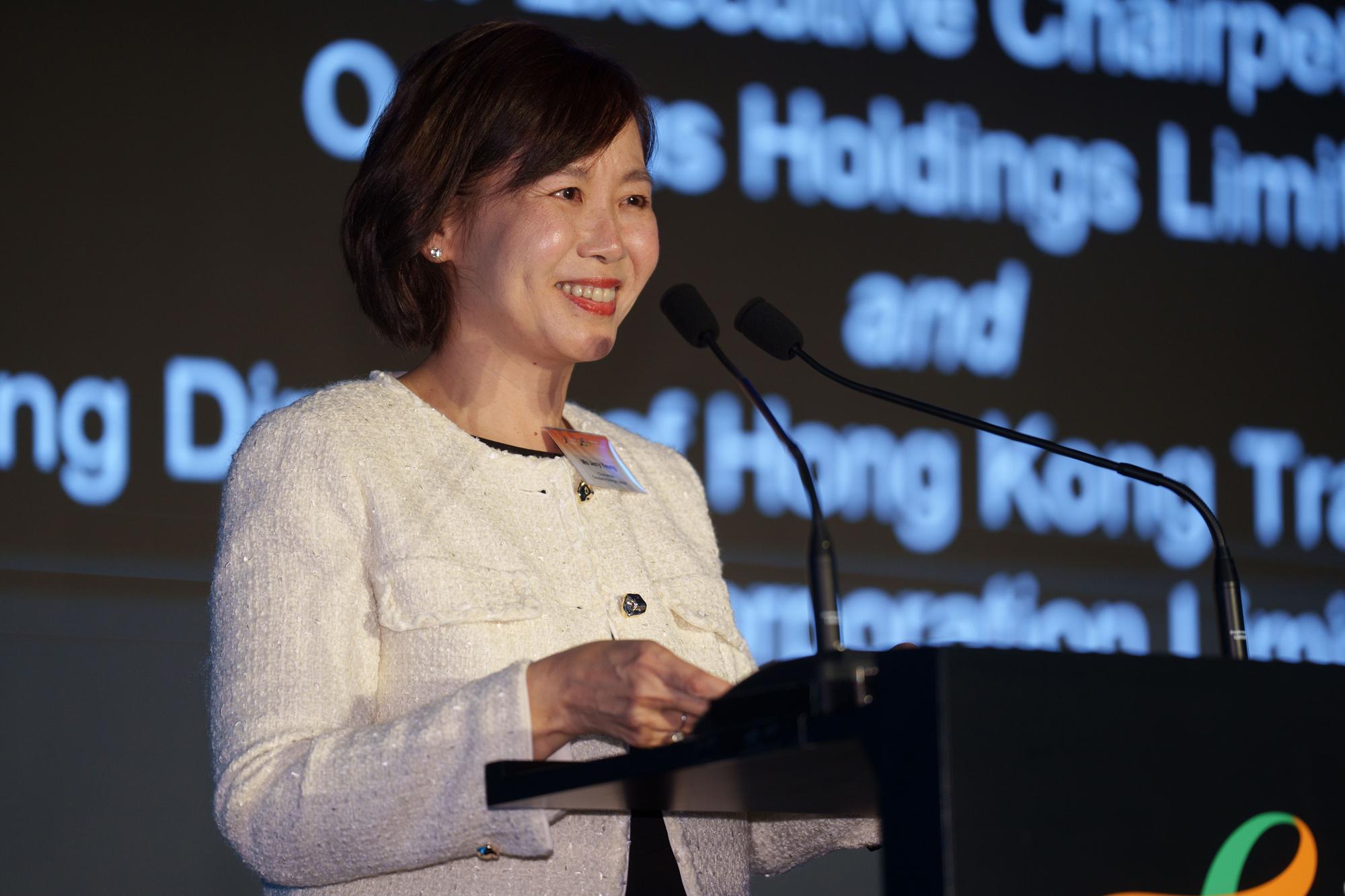 八達通控股有限公司董事局主席以及香港鐵路有限公司香港客運服務常務總監楊美珍女士致歡迎辭。