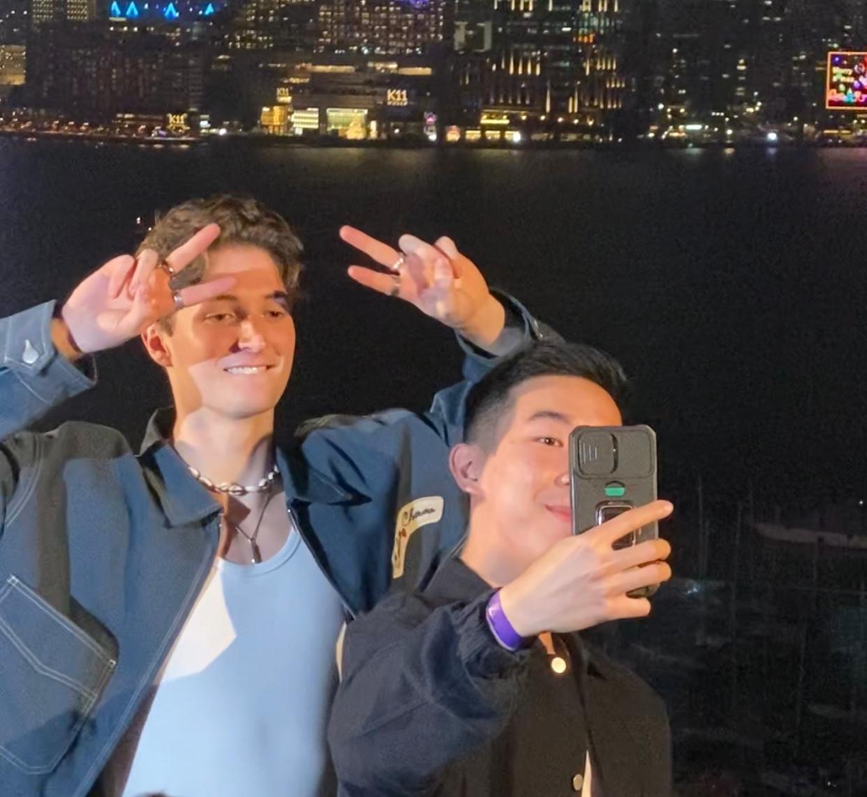 Henry Moodie大派福利,與歌迷合照。