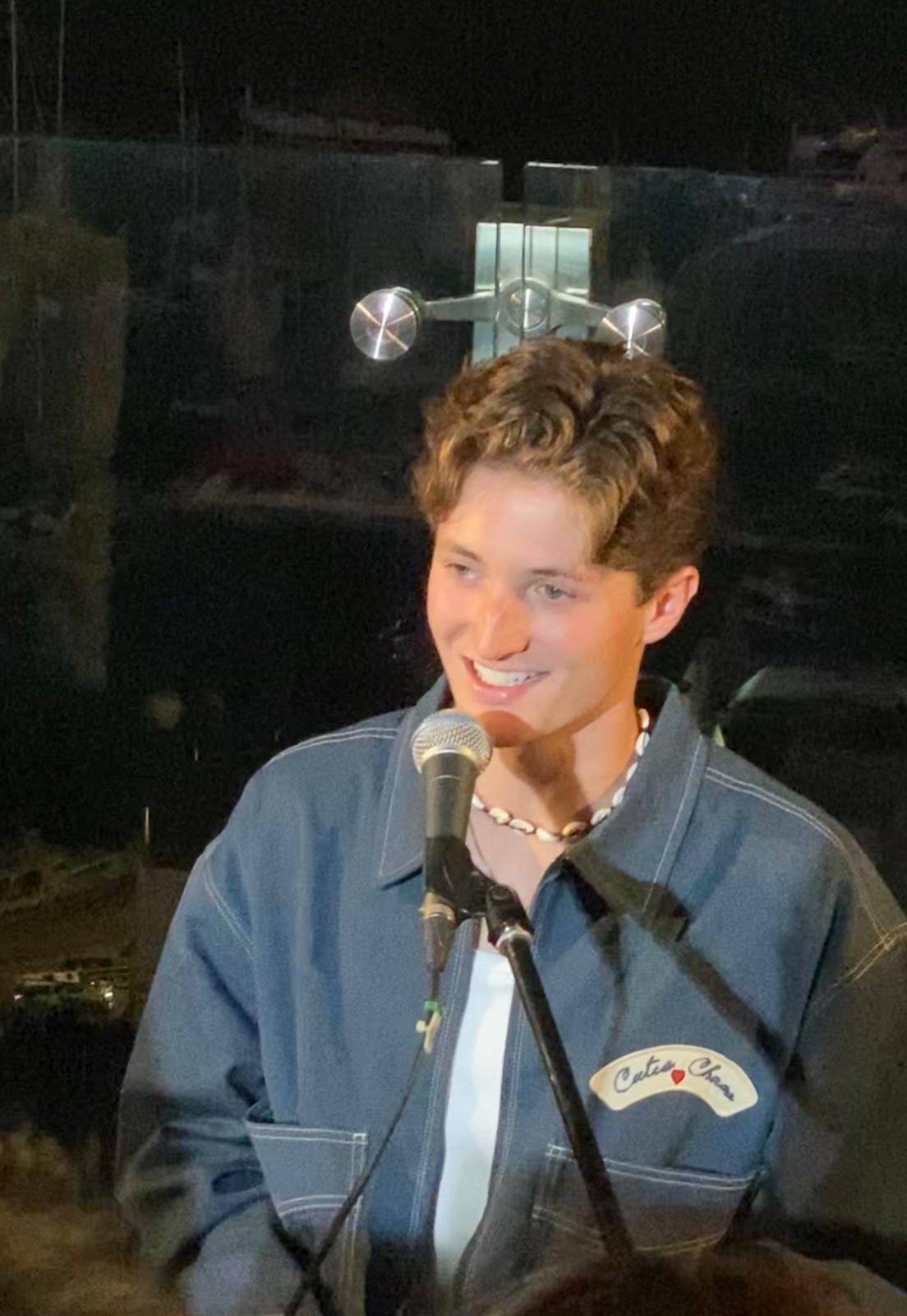 Henry Moodie獲安排到酒店高層露天酒吧開騷。