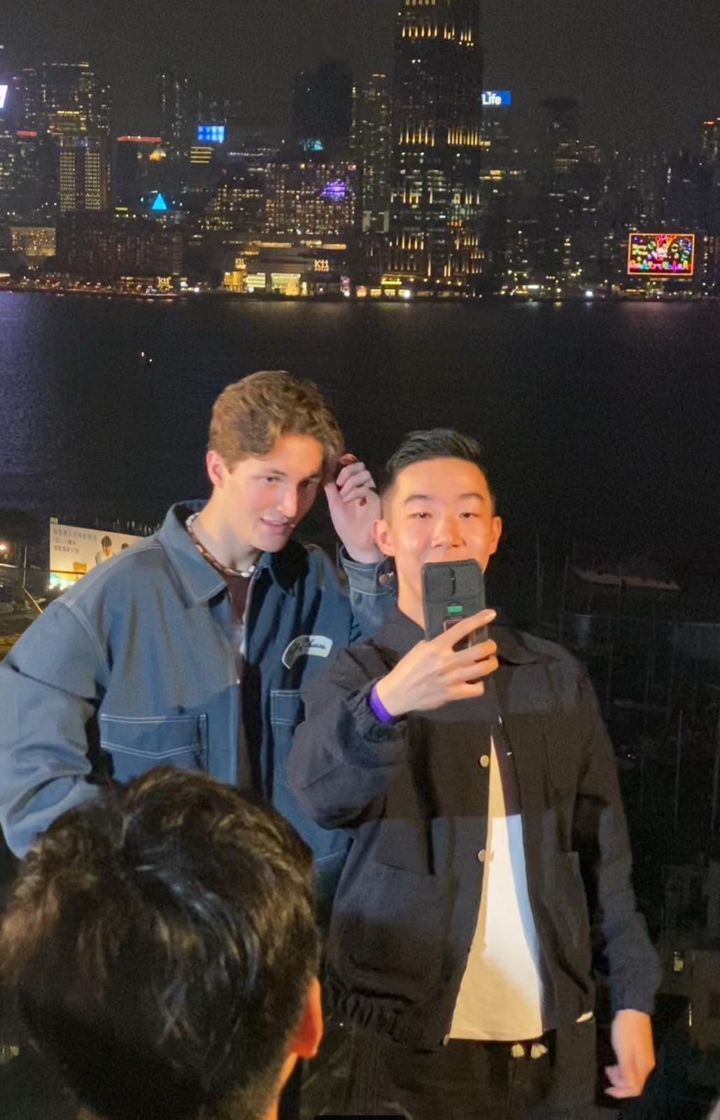 Henry Moodie請了一位男觀眾上台合唱。