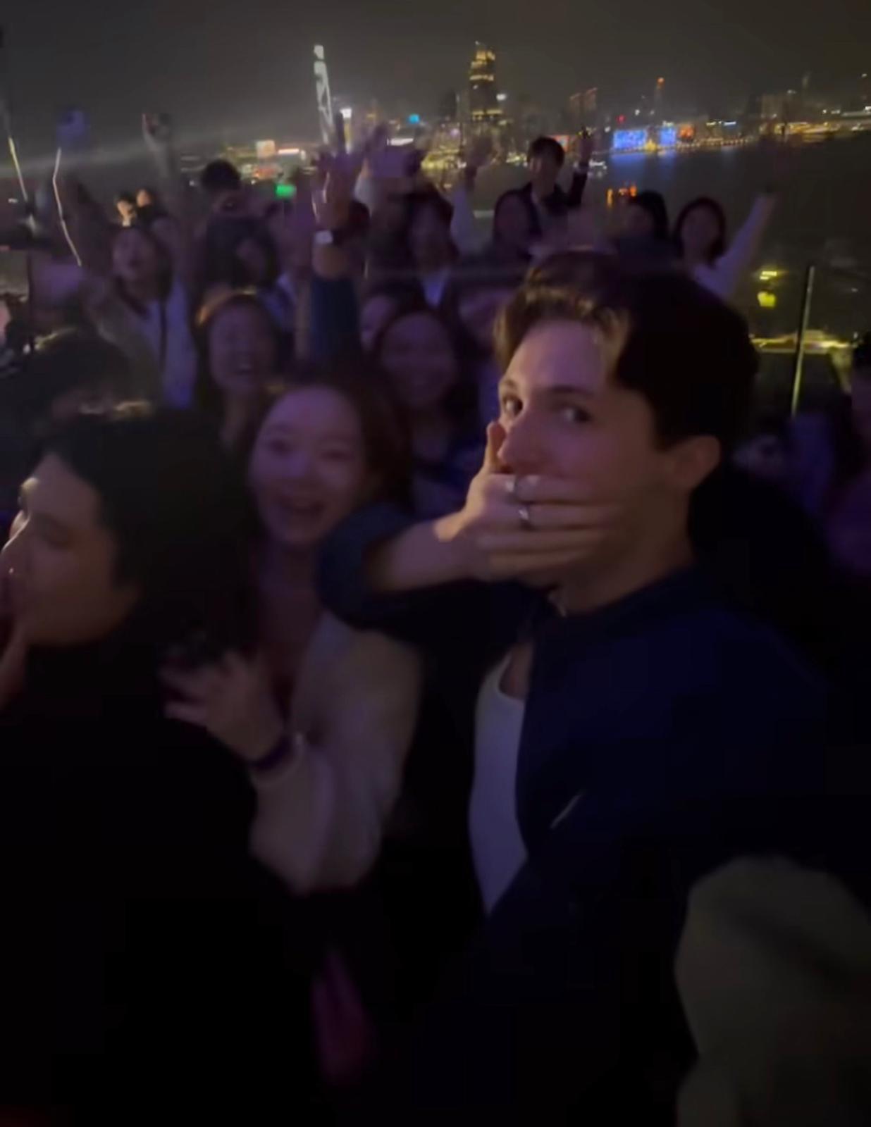 Henry Moodie昨晚以首本名曲《drunk text》作結。