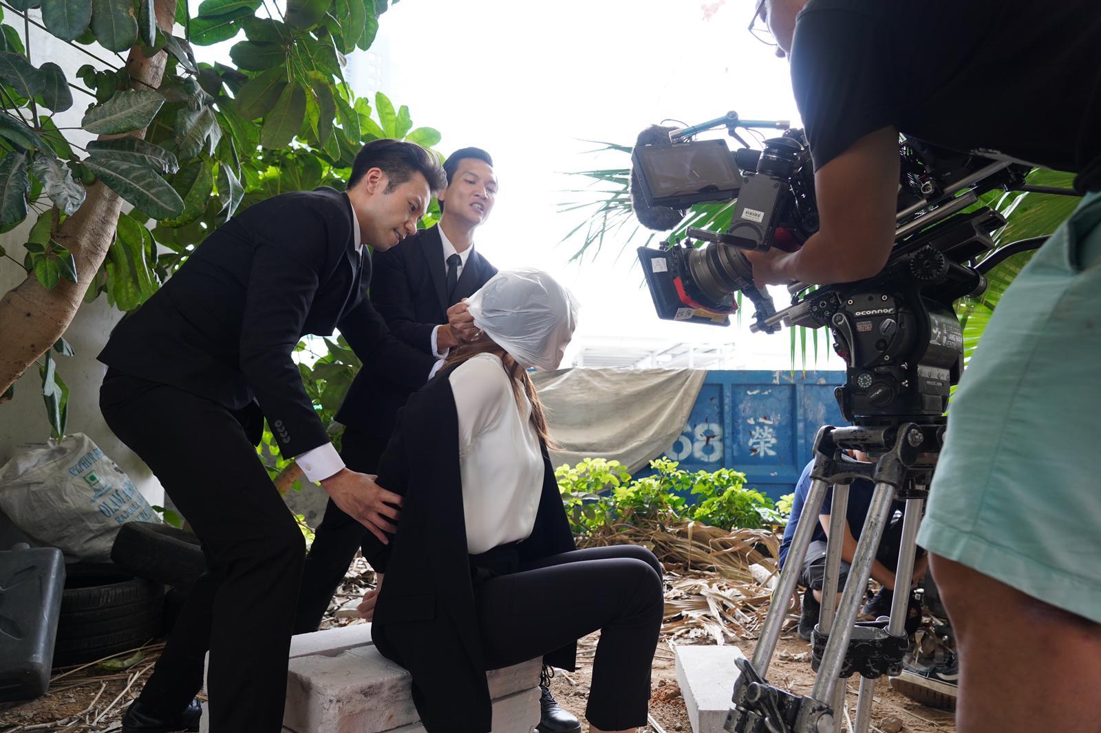 劇情交代保鏢將膠袋笠著Hillary的頭,將她活生生焗死。