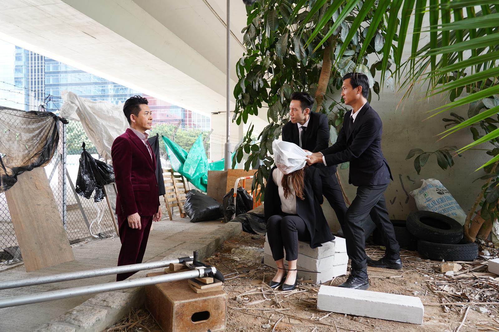 劇情交代保鏢將膠袋笠著Hillary的頭,將她活生生焗死。