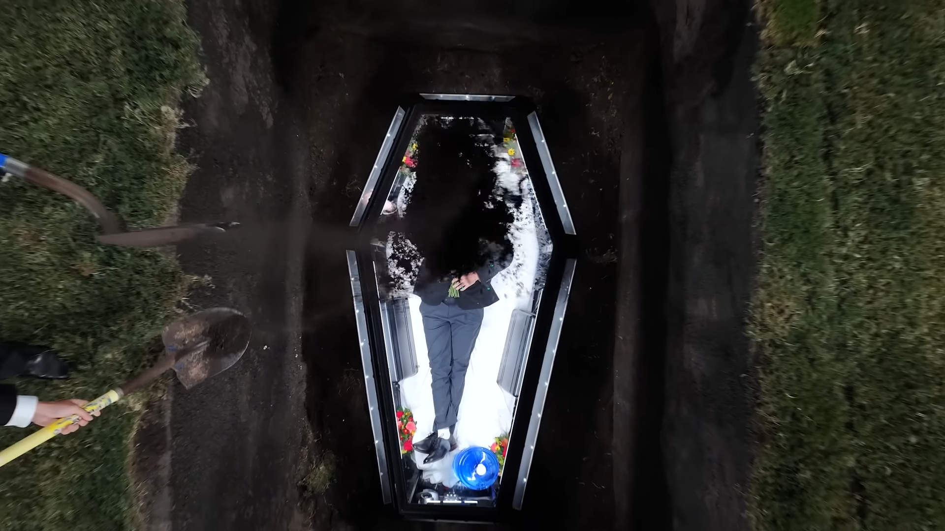 YouTuber「MrBeast」瞓棺材「活埋自己7日」,以挖泥機把泥土蓋在棺材上。(MrBeast截圖)