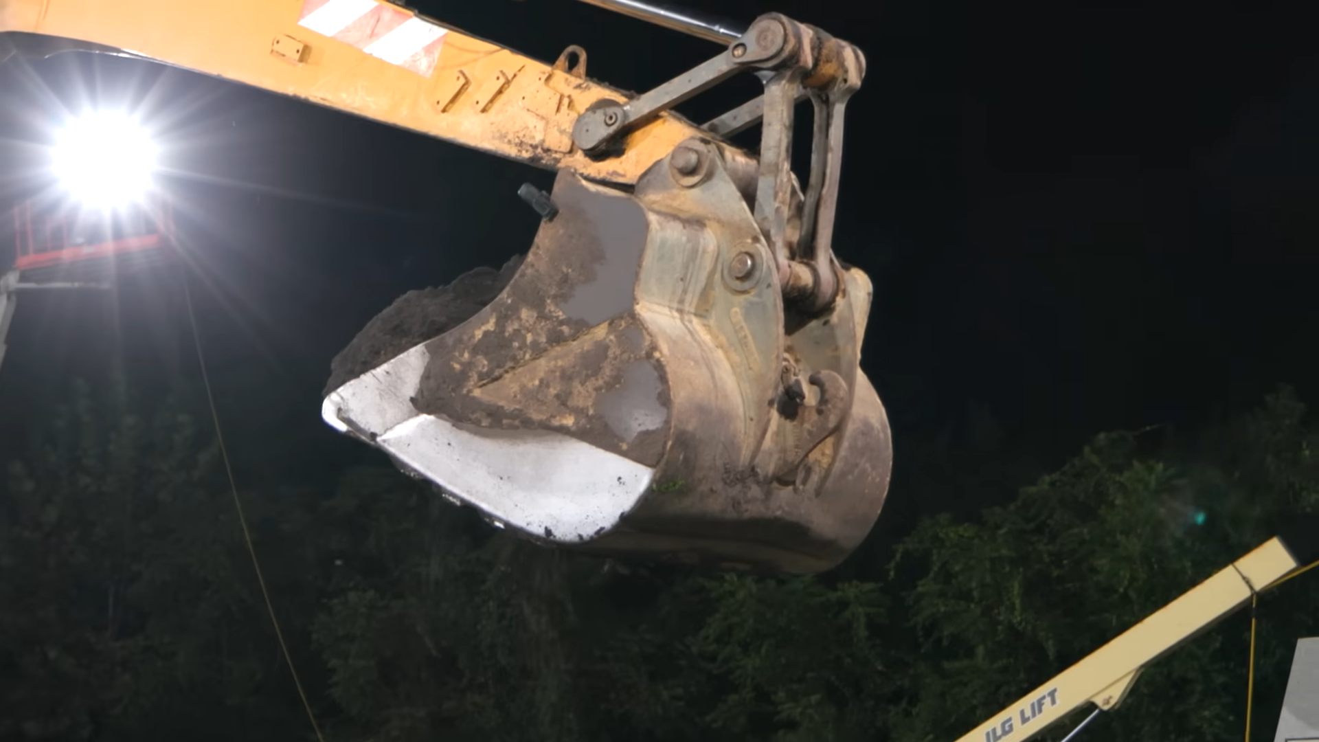 YouTuber「MrBeast」瞓棺材「活埋自己7日」,以挖泥機把泥土蓋在棺材上。(MrBeast截圖)