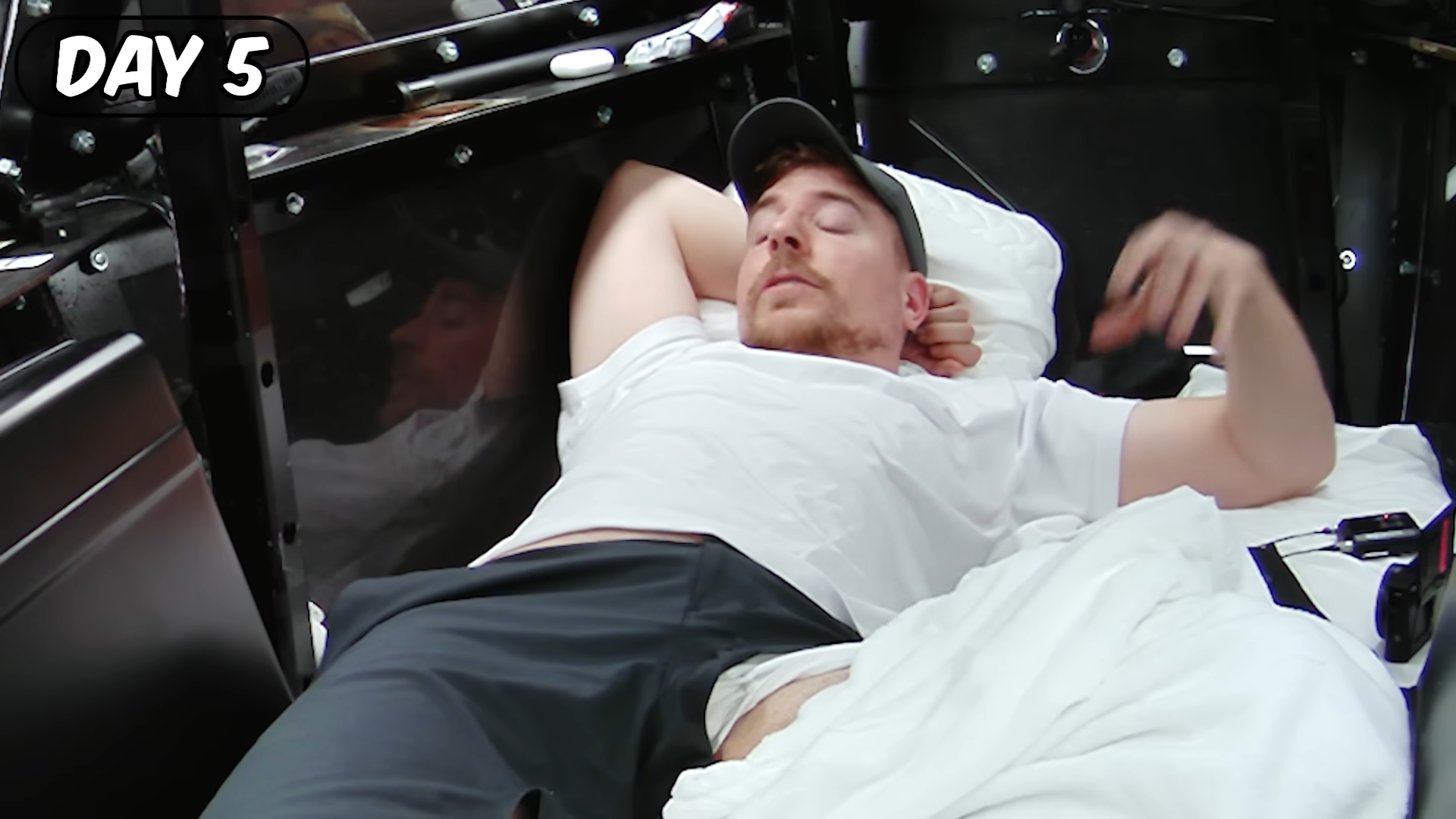 YouTuber「MrBeast」瞓棺材「活埋自己7日」中途心理起伏大。(MrBeast截圖)