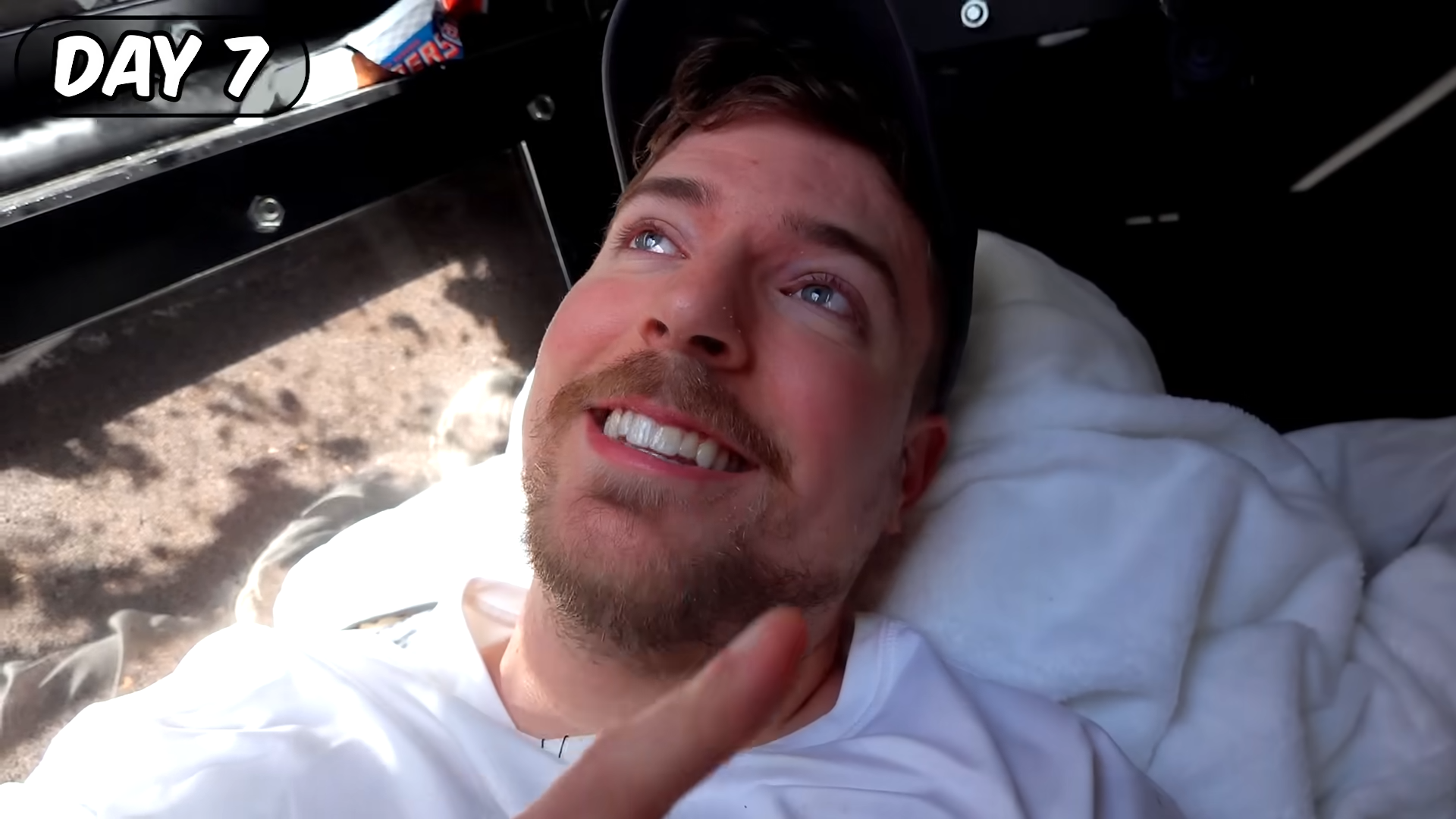 YouTuber「MrBeast」瞓棺材「活埋自己7日」後重見天日感動得流淚。(MrBeast截圖)