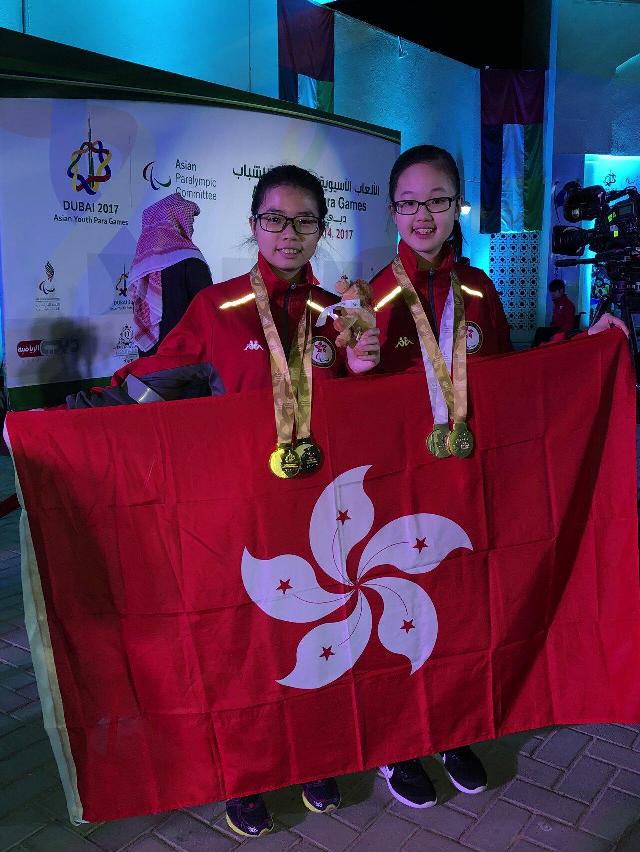 王愉程(右)與同伴焦瑾珊贏得乒乓球:女子TT14級別雙打銅牌。(受訪者提供)