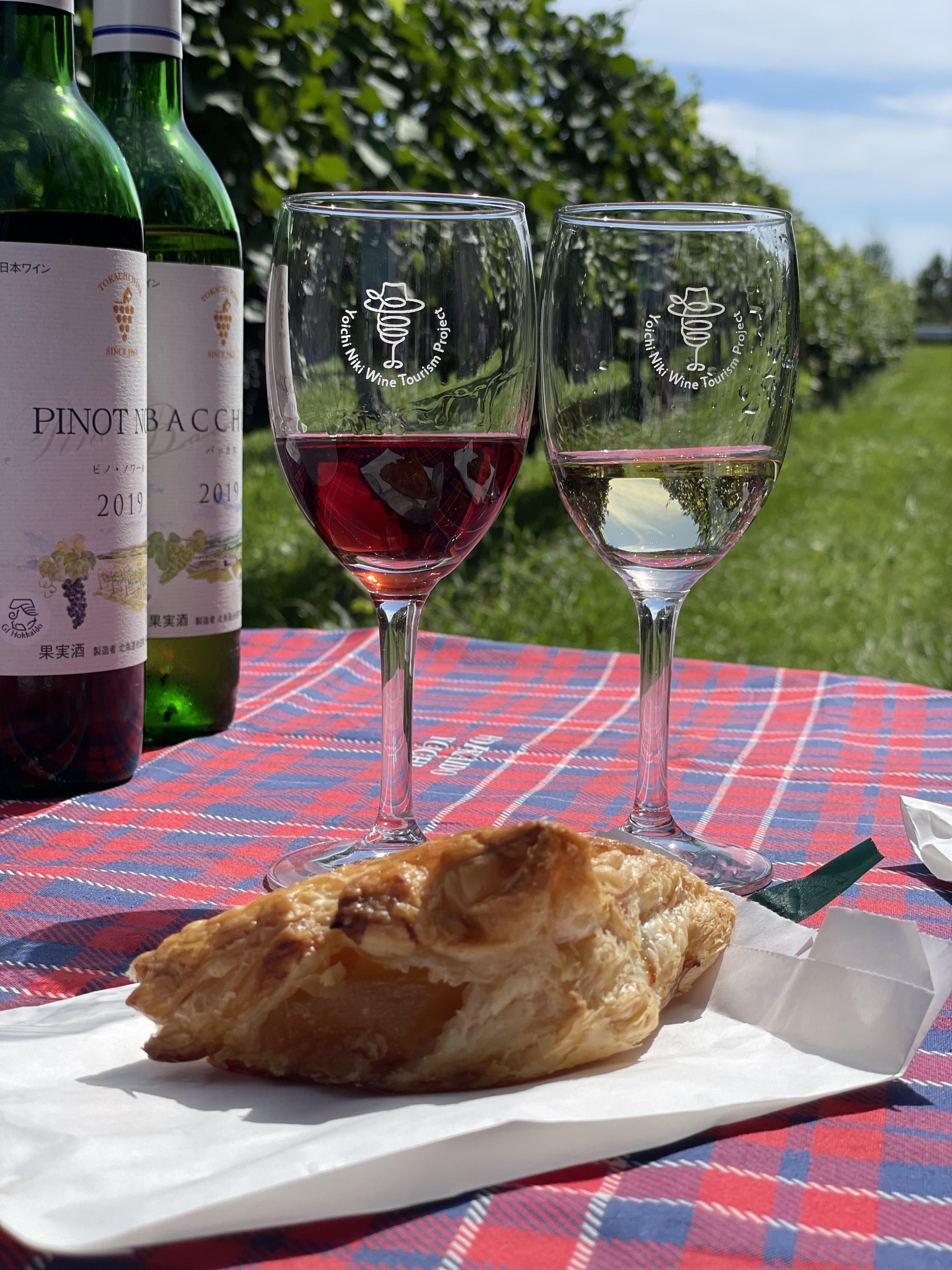 大家可以體驗在葡萄田中嘆紅酒!