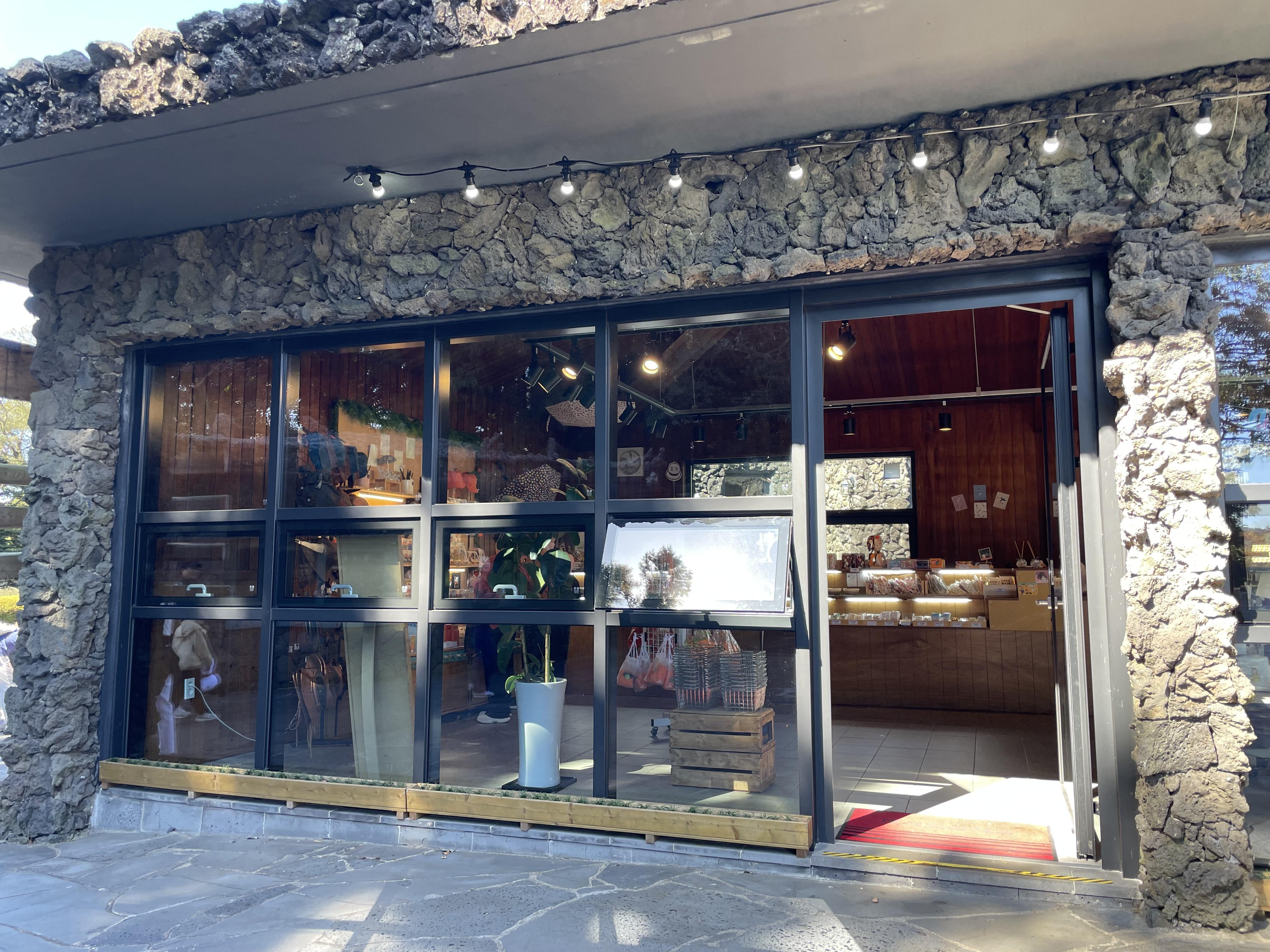 門口設有咖啡店及手信店,大家可以買到濟州獨有的手信。