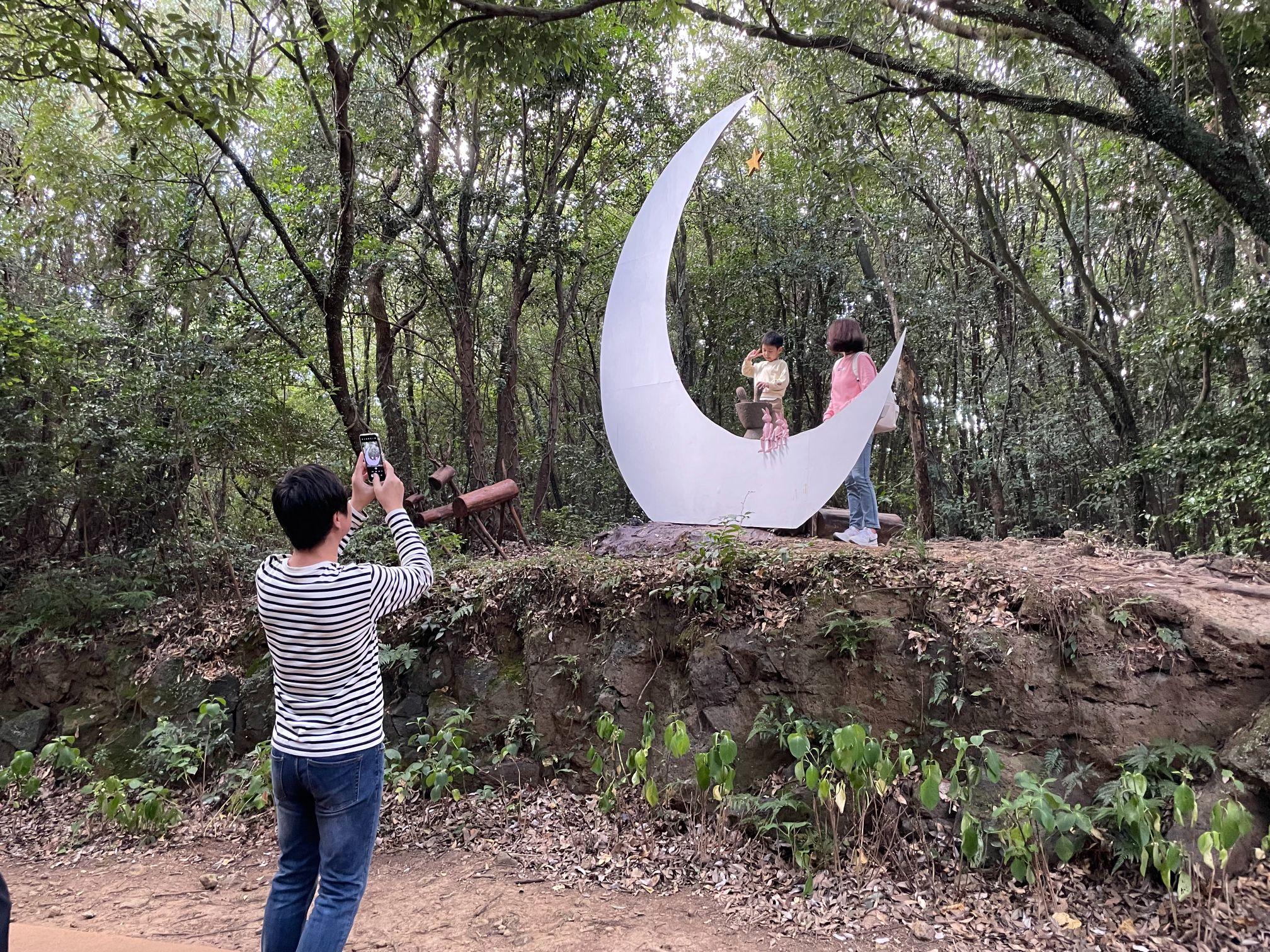 設有多個打卡位,如小木屋、月亮、吊環、鞦韆等等。