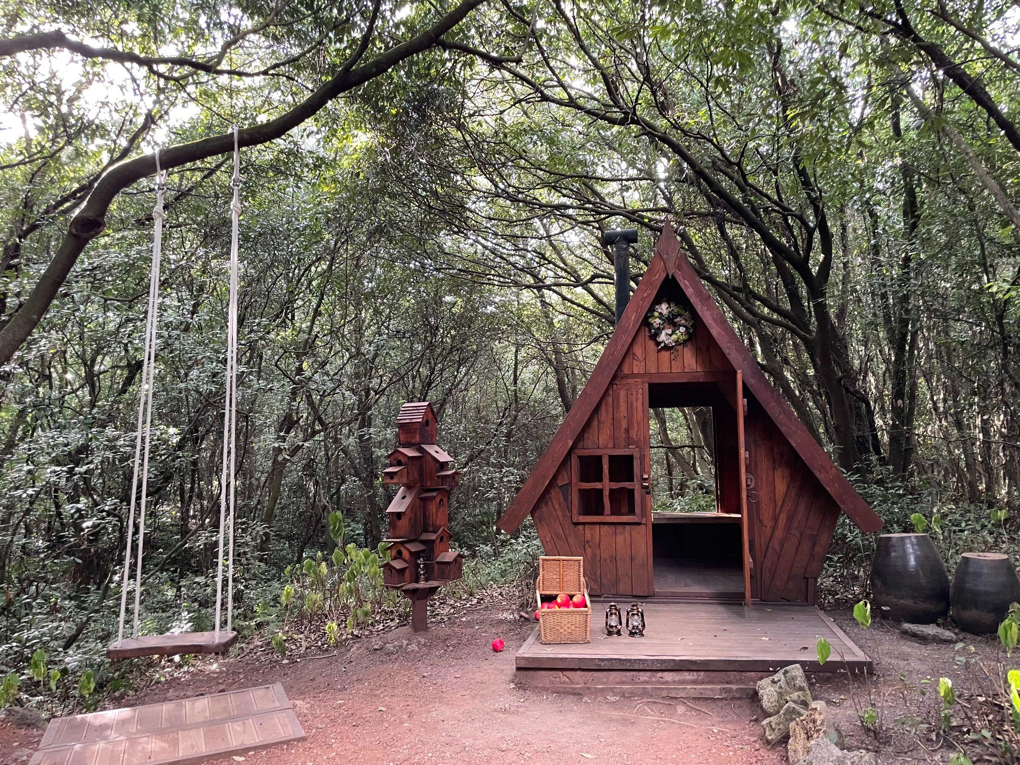 設有多個打卡位,如小木屋、月亮、吊環、鞦韆等等。