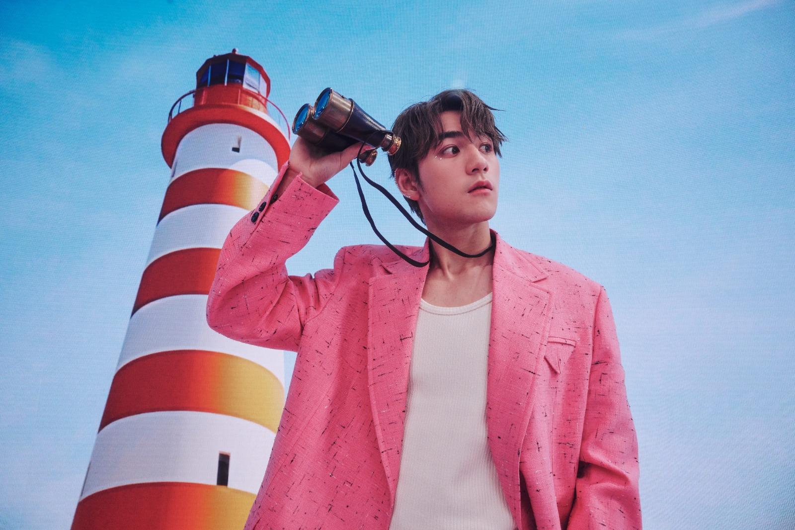 Jeffrey換上「Pink Pink導遊」Look,令人眼前一亮!