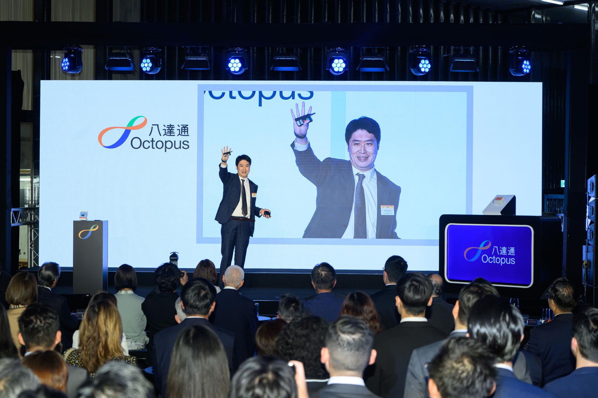 八達通行政總裁應天麒先生介紹八達通未來發展方向。