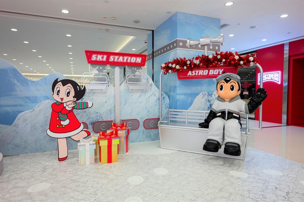 大家可以坐上吊椅纜車與阿童木合照,一起登上雪山!