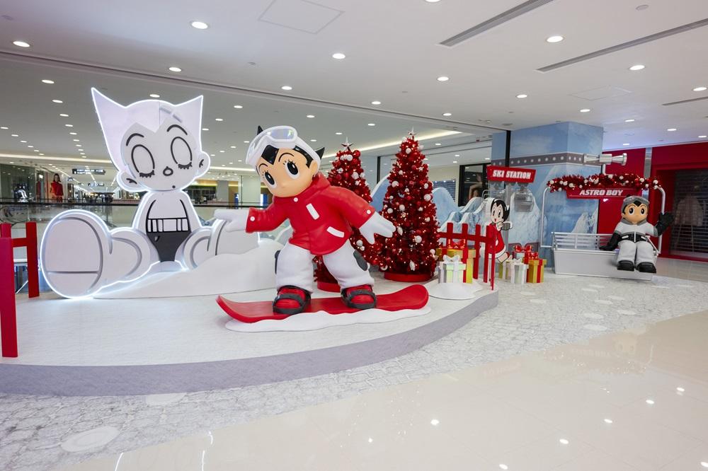 一踏出裝備室便能看見1.7米高的阿童木已換上滑雪裝,與大家見面!