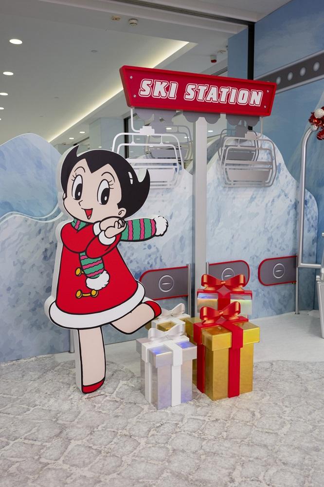 大家可以坐上吊椅纜車與阿童木合照,一起登上雪山!