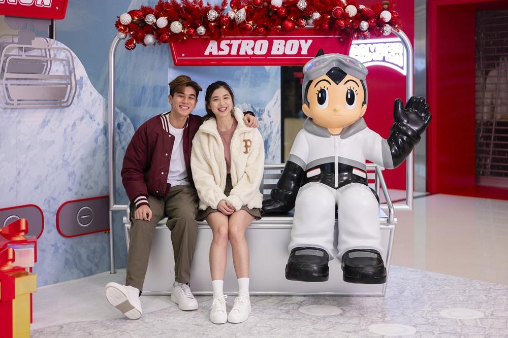 大家還可以坐上吊椅纜車與阿童木合照,一起登上雪山!