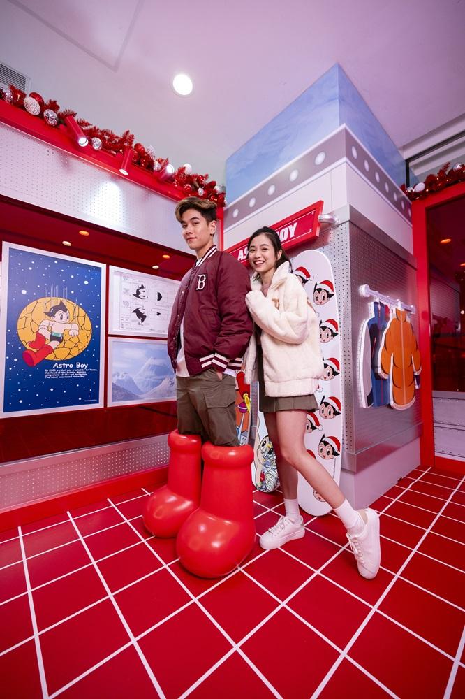 體驗「穿上」阿童木最標誌性的紅色巨型長靴,再走進能量艙,為自己注入滿滿能量!