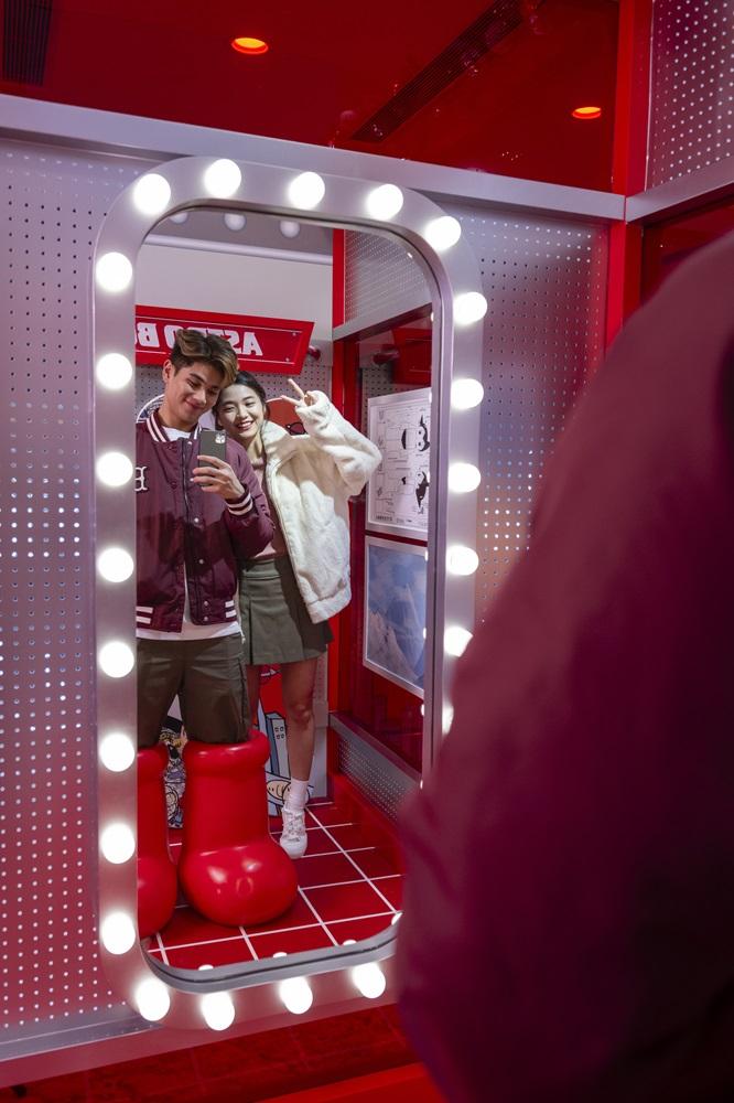 體驗「穿上」阿童木最標誌性的紅色巨型長靴,再走進能量艙,為自己注入滿滿能量!