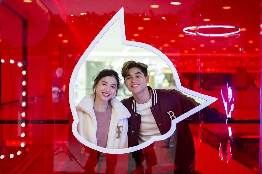 用阿童木頭框合照。