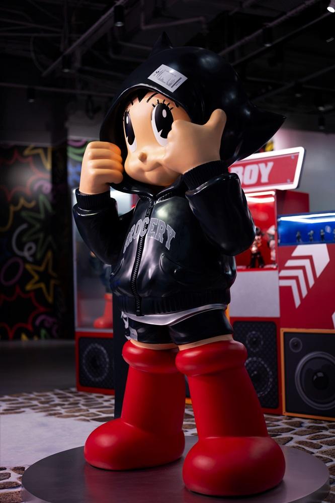 由本地知名藝術家Chino Lam所設計的1.8米高連帽衛衣造型小飛俠阿童木立像更是全場焦點!