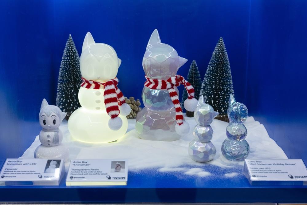 阿童木雪人LED燈Astro Boy Snowman with LED HK$750|首次發售.預售商品 (全球限定350隻) 左;阿童木雪人(透明版) Astro Boy Snowman Icy Edition HK$675|首次發售.預售商品 (全球限定350隻) 右