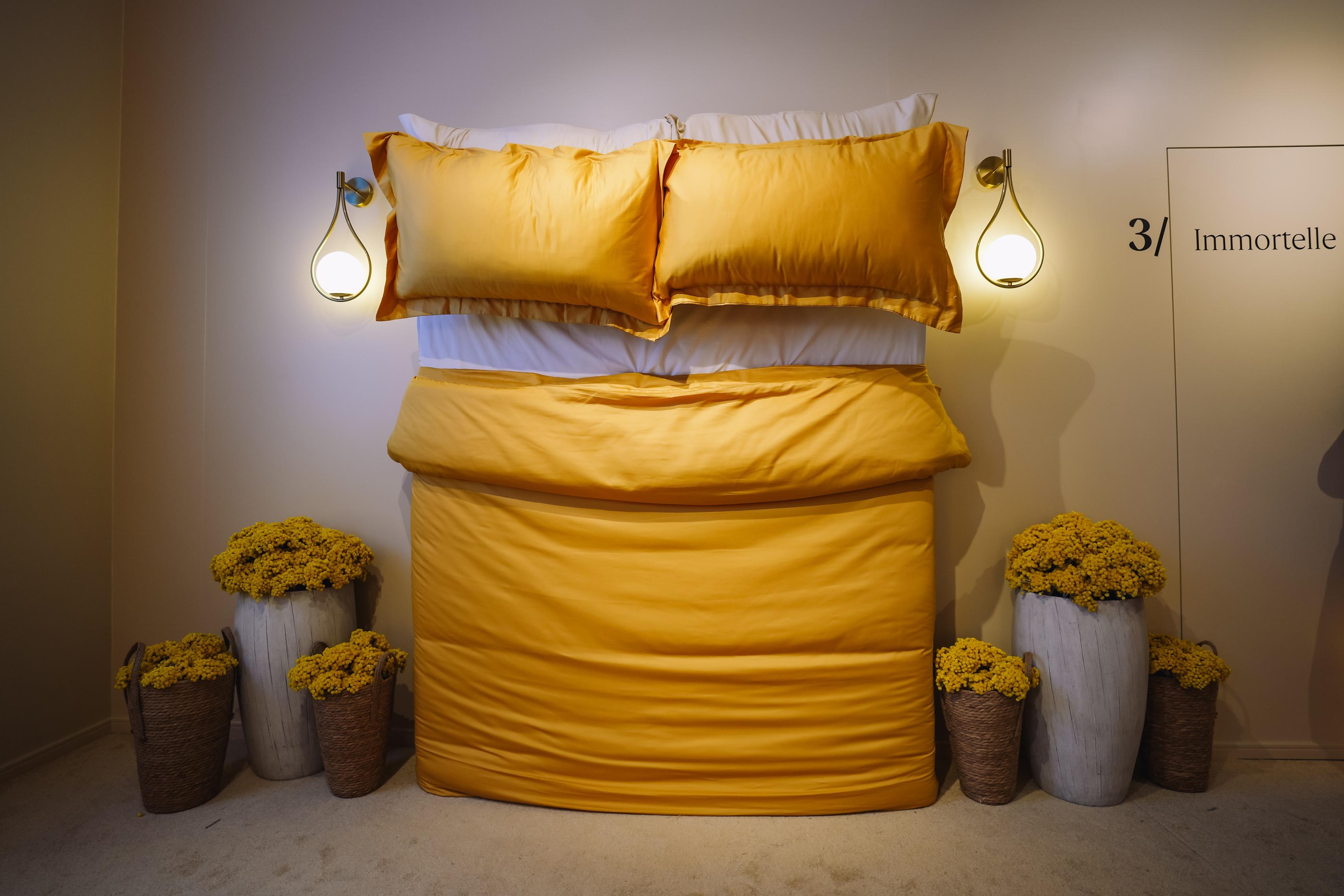 酒店當然少不了床上打卡位,在床上擁抱永不凋謝的蠟菊打卡。