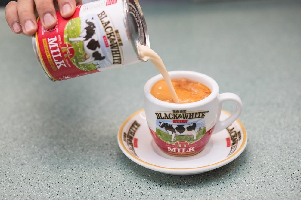 黑白將夥拍全港九新界100間指定茶餐廳,於即日起至11月30日期間的星期一至五,舉行黑白港式奶茶免費派發活動。