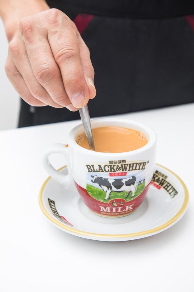黑白將夥拍全港九新界100間指定茶餐廳,於即日起至11月30日期間的星期一至五,舉行黑白港式奶茶免費派發活動。