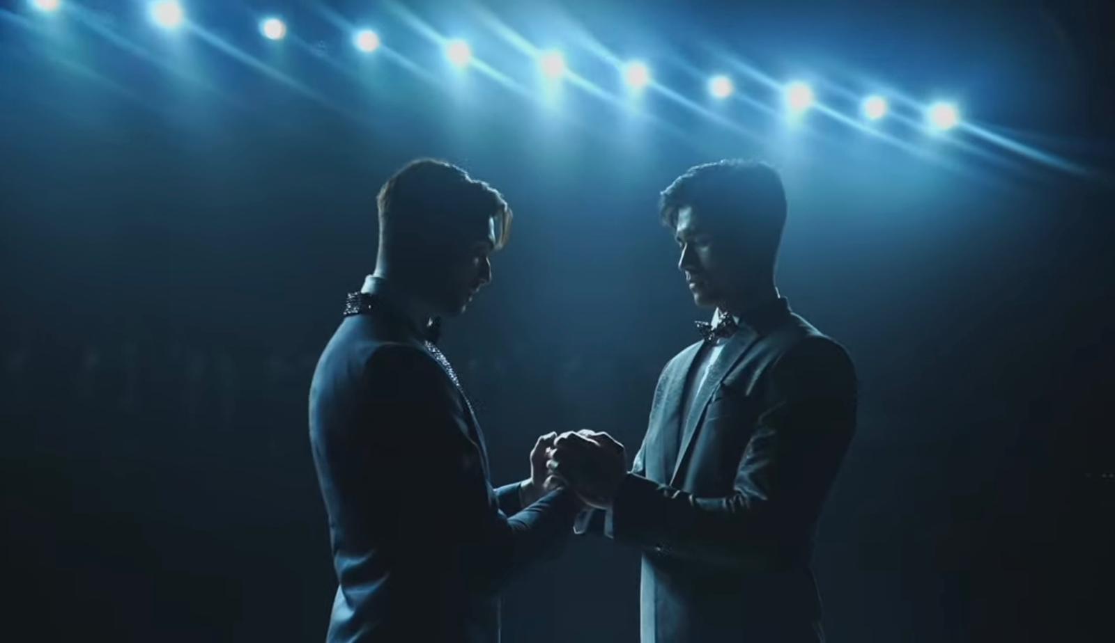 張馳杰與印度代表Jason Dylan Bretfelean緊握雙手等待賽果。