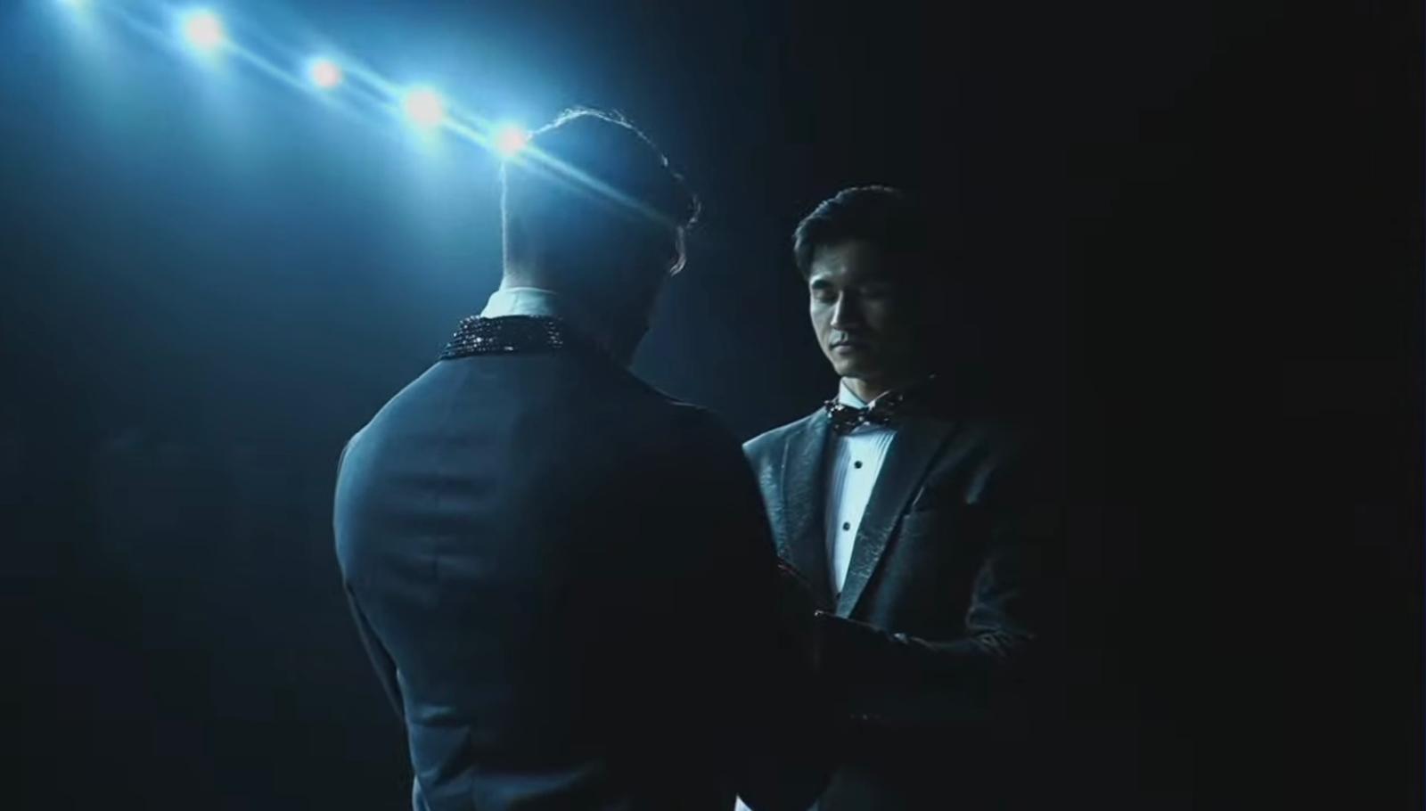 張馳杰與印度代表Jason Dylan Bretfelean緊握雙手等待賽果。