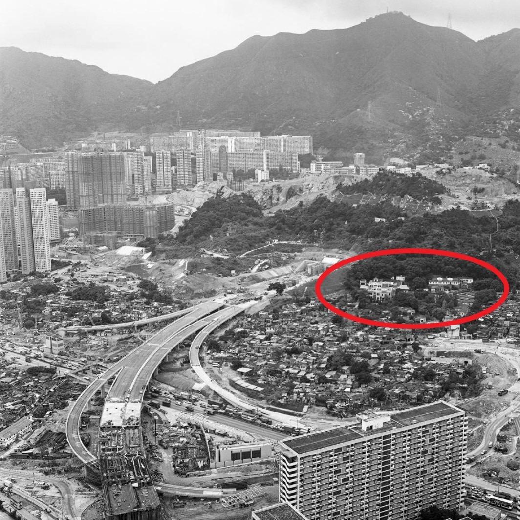 這幀照片摘自志蓮淨苑官網,淨苑位置以紅圈標示。圖片攝於1980年代大老山隧道施工初期,隧道周邊滿是竂屋,左前方的左可鑽石山一帶新型住宅大樓建設進行得如火如荼,圖右下方為彩虹邨。(圖片來源:志蓮淨苑官網)